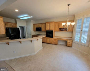 225 Lockmeade Way - Photo Thumbnail 9