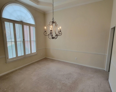 225 Lockmeade Way - Photo Thumbnail 3