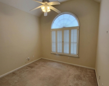225 Lockmeade Way - Photo Thumbnail 23