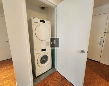 517 West 46 Street - Photo Thumbnail 4