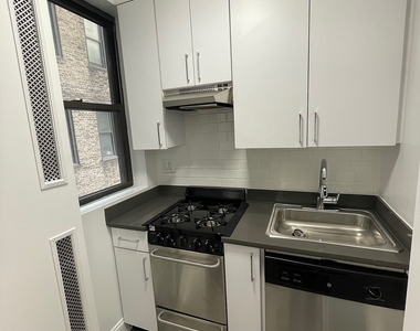 East 46 Street - Photo Thumbnail 5