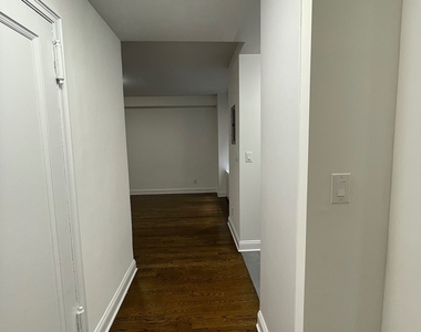 East 46 Street - Photo Thumbnail 7
