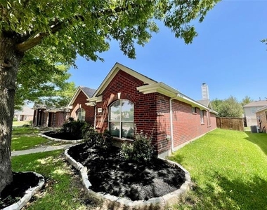 1535 Silver Spur Drive - Photo Thumbnail 2