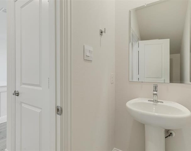 1506 Lake District Drive - Photo Thumbnail 13