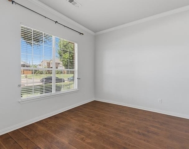 221 Westminister Avenue - Photo Thumbnail 7
