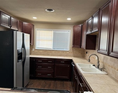 2518 Bennett Drive - Photo Thumbnail 3