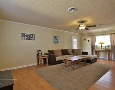 2518 Bennett Drive - Photo Thumbnail 12