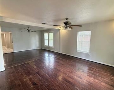 1007 W Clarendon Drive - Photo Thumbnail 3