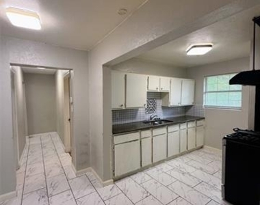 1007 W Clarendon Drive - Photo Thumbnail 5