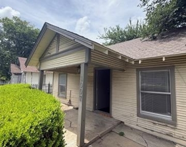 1007 W Clarendon Drive - Photo Thumbnail 2