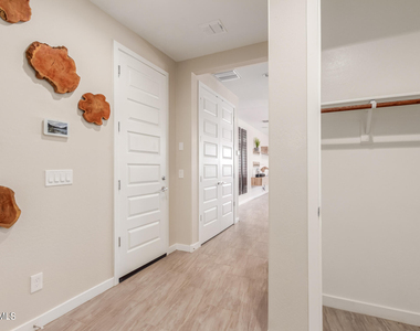 43 E Capricorn Way - Photo Thumbnail 28