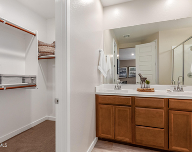 43 E Capricorn Way - Photo Thumbnail 16