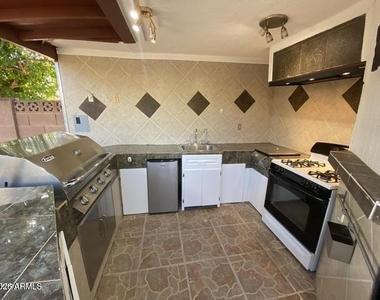 322 E Claremont Street - Photo Thumbnail 11