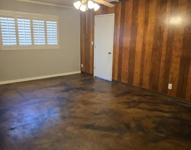 3902 W Northview Avenue - Photo Thumbnail 2