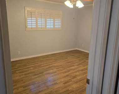 3902 W Northview Avenue - Photo Thumbnail 4
