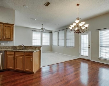 2810 Scarborough Court - Photo Thumbnail 4