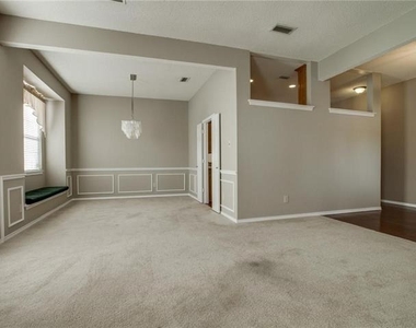 2810 Scarborough Court - Photo Thumbnail 2