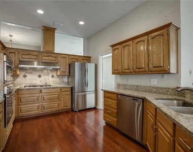2810 Scarborough Court - Photo Thumbnail 3