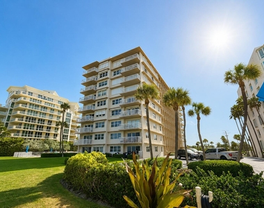 1069 Hillsboro Mile - Photo Thumbnail 13