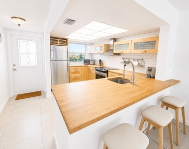 1069 Hillsboro Mile - Photo Thumbnail 32
