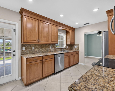 416 Se Naranja Avenue - Photo Thumbnail 4