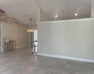 618 Se Streamlet Avenue - Photo Thumbnail 11