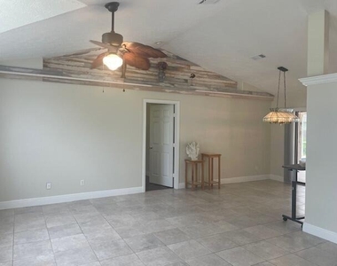 618 Se Streamlet Avenue - Photo Thumbnail 10