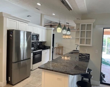 618 Se Streamlet Avenue - Photo Thumbnail 1