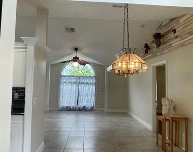 618 Se Streamlet Avenue - Photo Thumbnail 12