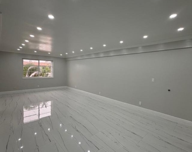 659 W Oakland Park Boulevard W - Photo Thumbnail 6