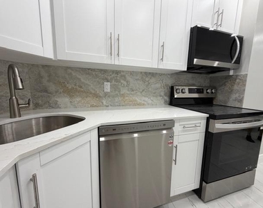659 W Oakland Park Boulevard W - Photo Thumbnail 4