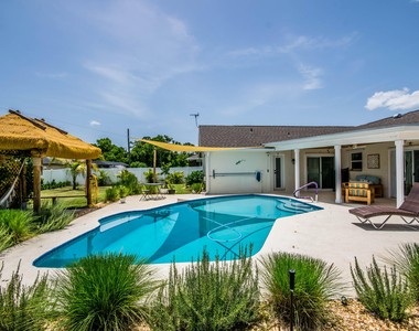 272 Sw Fairchild Avenue - Photo Thumbnail 2