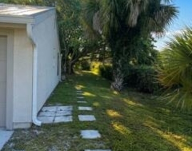 766 Sw Belmont Circle - Photo Thumbnail 9