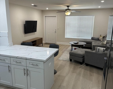 192 Se 27th Court - Photo Thumbnail 9