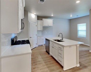 6904 Labelle Drive - Photo Thumbnail 5