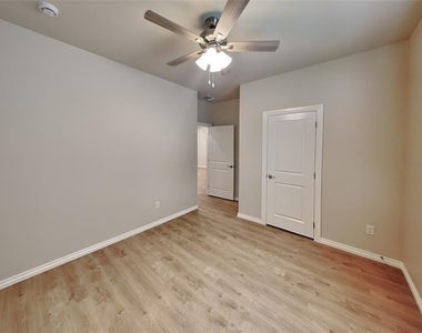 6904 Labelle Drive - Photo Thumbnail 11
