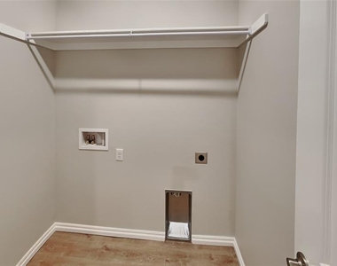 6904 Labelle Drive - Photo Thumbnail 13