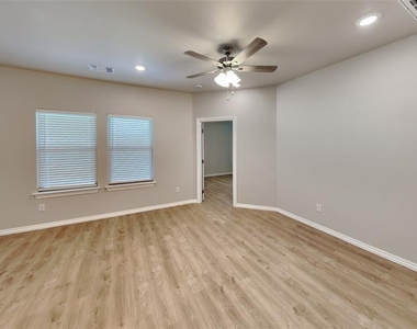 6904 Labelle Drive - Photo Thumbnail 3