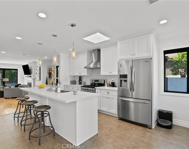 5810 Ranchito Avenue - Photo Thumbnail 15
