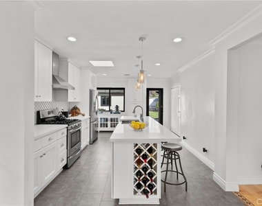 5810 Ranchito Avenue - Photo Thumbnail 12