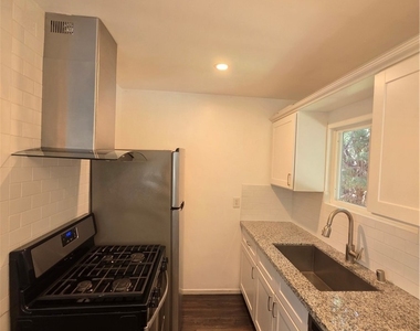 5432 Woodlake Avenue N - Photo Thumbnail 10
