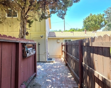 5432 Woodlake Avenue N - Photo Thumbnail 3