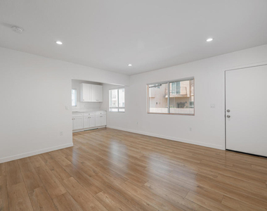 627 E Magnolia Boulevard - Photo Thumbnail 2