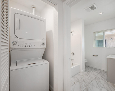 627 E Magnolia Boulevard - Photo Thumbnail 9