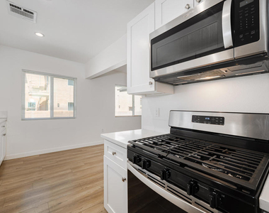 627 E Magnolia Boulevard - Photo Thumbnail 8