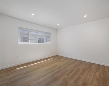 627 E Magnolia Boulevard - Photo Thumbnail 11