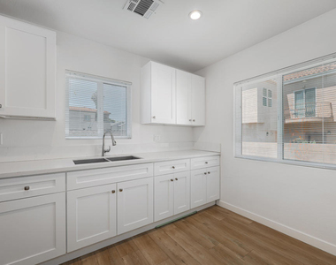 627 E Magnolia Boulevard - Photo Thumbnail 3