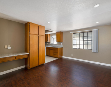 64 N Oak Avenue - Photo Thumbnail 2