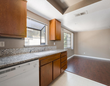 64 N Oak Avenue - Photo Thumbnail 3