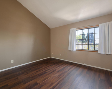 64 N Oak Avenue - Photo Thumbnail 12
